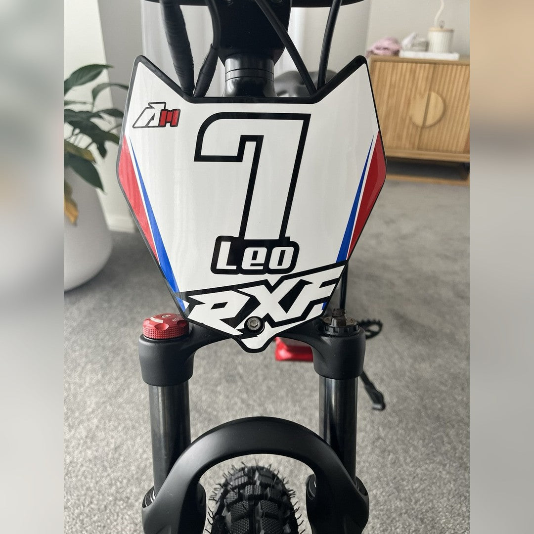Custom race number decal – number 7 and name Leo on a white bike front number plate