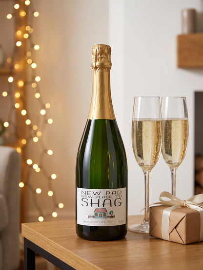 New Pad wine label in colour – champagne bottle with flutes, a wrapped gift and fairy lights