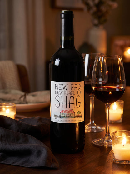 New Pad wine label in colour – bottle on a candlelit dinner table with red wine glasses