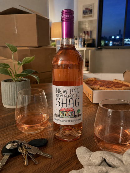 New Pad wine label in colour – rosé bottle with pizza, glasses and keys on moving night